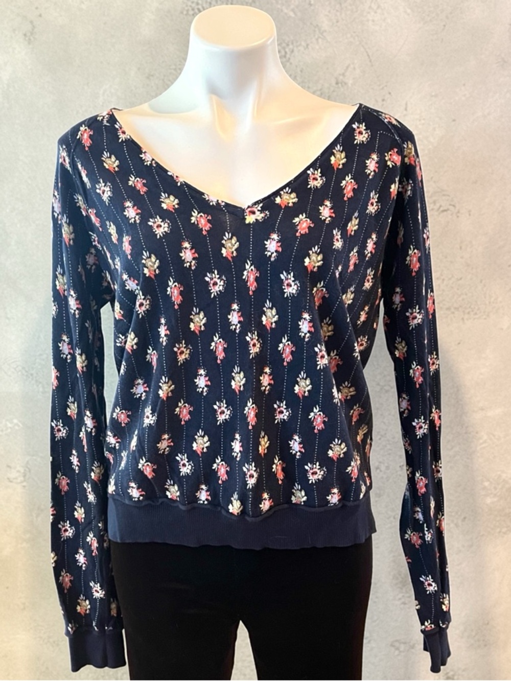 Hurley Women’s Fawn Knit V-Neck Pullover Sweater/Sweatshirt Top Large